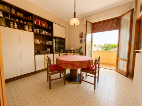 AMPIO APPARTAMENTO CON ASCENSORE. - AGENZIA ROSSANA IMMOBILIARE